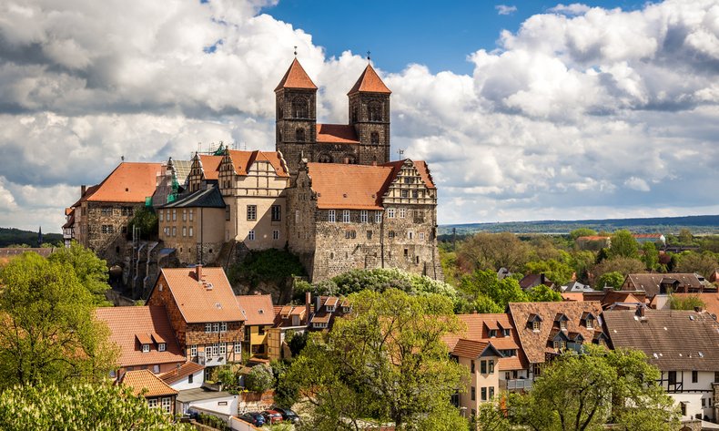 AdobeStock © VanderWolf-Images Ansicht vom Schloss Quedlinburg auf einem Berg