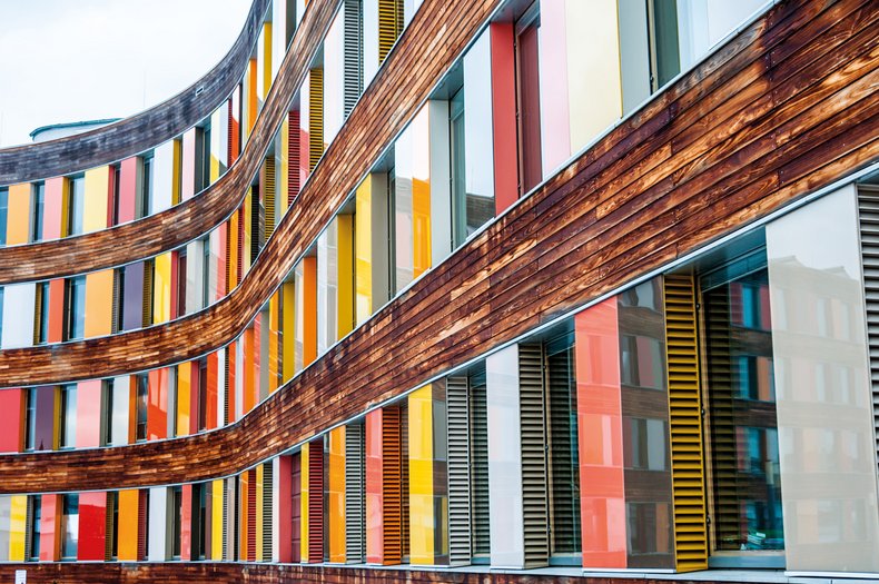 bunte Gebäudeansicht vom Umweltbundesamt in Dessau