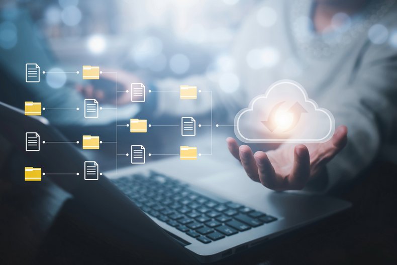 AdobeStock © Bussarin Aufgeklappter Laptop mit verschiedenen Dateisymbolen in einer Übersicht