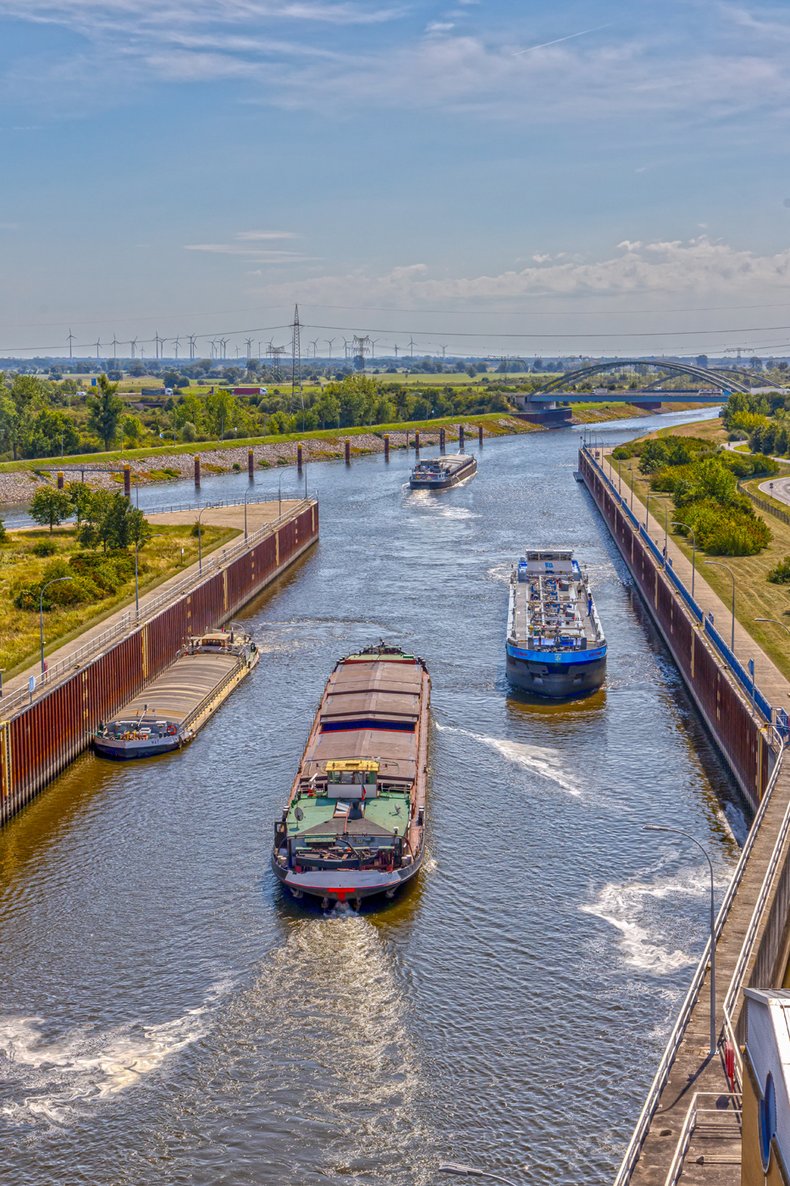 Ein Containerschiff auf einer Wasserstraße bei Magdeburg